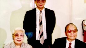 立牆于恩師傅狷夫夫子和師母尊前