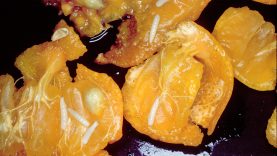 Caribbean_fruit_fly_larvae_on_fruit